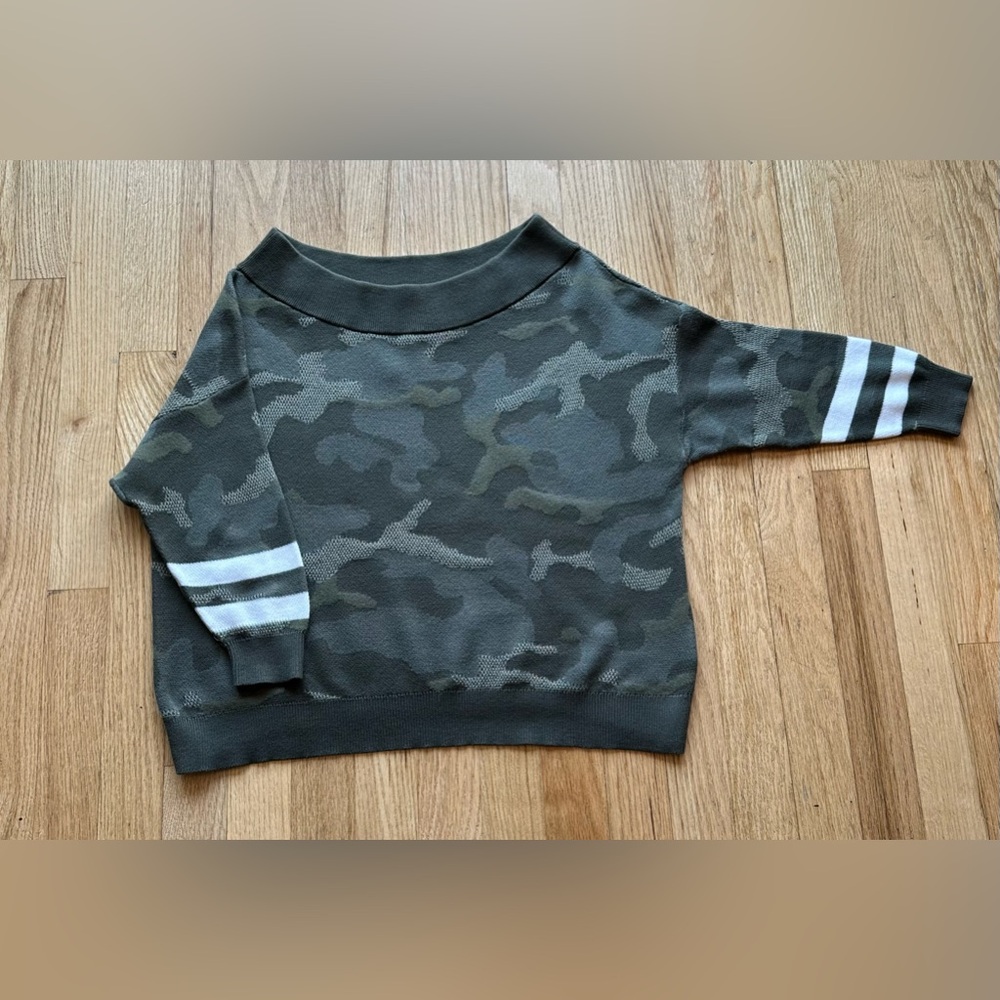 EXPRESS NWOT CAMOUFLAGE QUARTER SLEEVE COTTON BOATNECK/OFF SHOULDER SWEATER (XS)